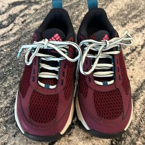 Boys size  5 Columbia, tennis shoes new never worn
